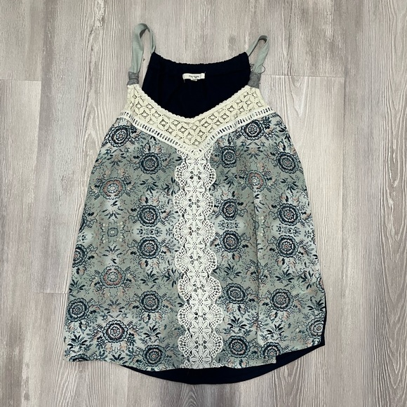 Maurice’s knit tank with patterned chiffon front & crocheted overlay size medium - Picture 2 of 4